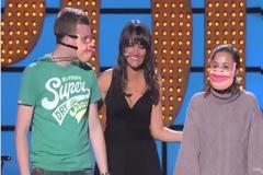 Ανέβασε δύο εθελοντές στην σκηνή - Δεν περίμεναν αυτό που θα τους συνέβαινε... [video]