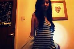 Πιτσιρίκα γδυνόταν μπροστά στην κάμερα και την ώρα που τα ΠΕΤΑΓΕ ΟΛΑ έξω μπούκαρε μέσα η ΜΑΝΑ της... [video]