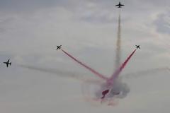 Εντυπωσιακό αεροπορικό σόου στον αττικό ουρανό: Ελιγμοί, φιγούρες, χρώματα και καρδιές [photos]