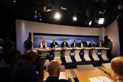 ΑΥΤΟΣ ο πολιτικός αρχηγός άναψε τσιγάρο την ώρα του debate [photo]