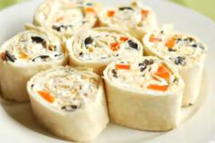 Η συνταγή της ημέρας: Ρολό τορτίγιας με τυρί κρέμα και πιπεριά