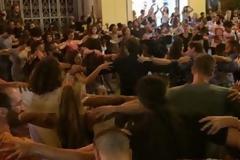 Το ικαριώτικο γλέντι που έκλεισε την Ερμού την ώρα του ντιμπέιτ