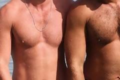 Δώσε πόνο! Αυτός είναι ο ηθοποιός που σουλατσάρει στη Μύκονο με τον σύντροφό του... [photo]