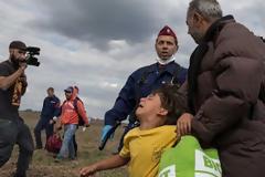 ΑΠΟΚΑΛΥΨΗ ΣΟΚ! Τι έκανε Έλληνας οπερατέρ στο προσφυγόπουλο που σώριασε η Ουγγαρέζα;