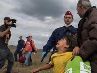 Φωτογραφία για ΑΠΟΚΑΛΥΨΗ ΣΟΚ! Τι έκανε Έλληνας οπερατέρ στο προσφυγόπουλο που σώριασε η Ουγγαρέζα;