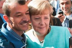 ΑΠΙΣΤΕΥΤΟ: Η Μέρκελ βγάζει selfies με Σύρους πρόσφυγες σε καταυλισμό [photos]