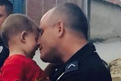 Η αγκαλιά που συγκινεί τον πλανήτη: Ο αστυνομικός που αγκαλιάζει μικρό προσφυγόπουλο [photos]