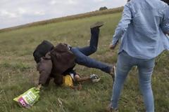 Ποιος είναι ο πρόσφυγας στον οποίο έβαλε τρικλοποδιά η οπερατέρ [photos]