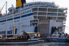 Εφτασαν στον Πειραιά δύο ακόμα πλοία με 4.487 πρόσφυγες και μετανάστες