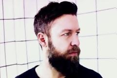 Ο Γιάννης Βαρδής έκανε τατουάζ το πρόσωπο του πατέρα του [photo]