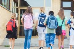 Προσευχή και ανάρτηση σημαίας στα σχολεία: Τι ισχύει φέτος