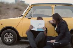 Επικό σποτ από την Ζωή Κωνσταντοπούλου που αλλάζει λάστιχο