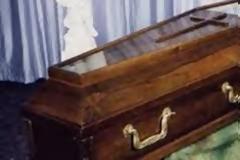 Ο νεκροθάφτης έφερνε ... δουλειά στο σπίτι