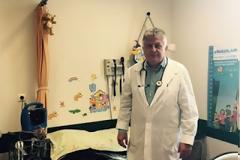 Ανέστειλε τον προεκλογικό του αγώνα και φόρεσε την ιατρική στολή για να μην κλείσει η παιδιατρική κλινική του Γ.Ν. Κατερίνης