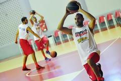 ΠΡΟΠΟΝΕΙΤΑΙ ΜΕ ΤΟΝ ΟΛΥΜΠΙΑΚΟ ΚΑΙ... ΠΕΡΙΜΕΝΕΙ Ο ΚΑΛΑΜΠΟΚΗΣ