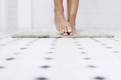 Μεγάλο λάθος να περπατάμε ξυπόλητοι στο μπάνιο - Δείτε γιατί [video]