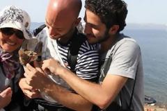 ΣΥΓΚΙΝΗΣΗ: Σύρος πρόσφυγας έφτασε στην Λέσβο μαζί με τo... γατάκι του