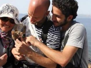 Φωτογραφία για ΣΥΓΚΙΝΗΣΗ: Σύρος πρόσφυγας έφτασε στην Λέσβο μαζί με τo... γατάκι του