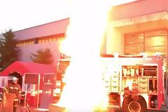 ΑΠΙΣΤΕΥΤΟ: Πως λαμπαδιάζει σε 7 λεπτά ένα σπίτι [video]