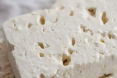 Μια πρωτοφανής ληστεία - Μπήκαν σε τυροκομείο και πήραν πάνω από 100 δοχεία φέτας