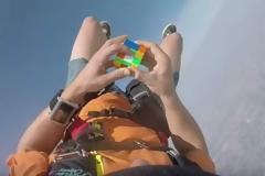 Λύνει τον κύβο του Ρουμπικ, ενώ κάνει ελεύθερη πτώση [video]