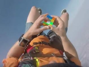 Φωτογραφία για Λύνει τον κύβο του Ρουμπικ, ενώ κάνει ελεύθερη πτώση [video]