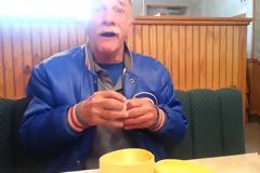 Θα δακρύσεις μόλις δεις πως αντιδρά αυτός ο άντρας όταν μαθαίνει πως θα γίνει... [video]