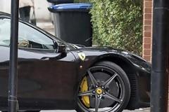 Star ελληνικής καταγωγής τράκαρε τη Ferrari και κατέληξε στο κελί! [photos]