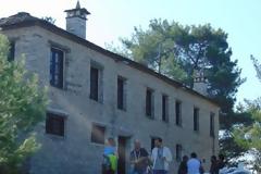 Νήσος Ιωαννίνων:Μνημόσυνο στον τάφο των Κτητόρων της Μονής Φιλανθρωπινών υπό του Σεβασμιωτάτου Μητροπολίτου Ιωαννίνων κ.κ. Μαξίμου [video]