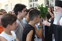 Με ελλείψεις και πολλά προβλήματα ο αγιασμός στα σχολεία