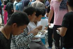 Πλατεία Βικτωρία: Δήμος Απών ΚΡΑΤΟΣ ΑΠΩΝ.