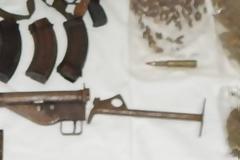 Καλάσνικοφ και χασισόδεντρα είχαν στο… μαντρί τους – Στα χέρια των αρχών πατέρας και οι δυο γιοι του