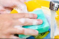 Καθαρίστε τα πιάτα σας καλύτερα από ποτέ με αυτό το κόλπο...