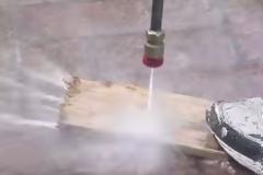 Κι όμως το έκανε - Κόβει ξύλα χρησιμοποιώντας… νερό [video]