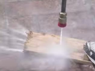 Φωτογραφία για Κι όμως το έκανε - Κόβει ξύλα χρησιμοποιώντας… νερό [video]
