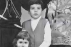 Τα παιδικά, εφηβικά και νεανικά χρόνια του Σταύρου Θεοδωράκη: Το βίντεο έκπληξη που του ετοίμασαν οι φίλοι του