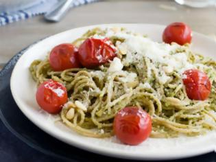 Φωτογραφία για Η συνταγή της ημέρας: Σπαγγέτι με πέστο και ντοματίνια