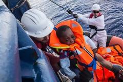 Συγκλονίζουν τα όσα γράφουν οι πρόσφυγες στα σωσίβιά τους [photos]