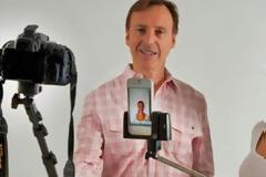 O άνθρωπος που εφηύρε το selfie stick είναι σήμερα εκατομμυριούχος