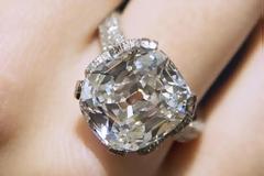 Κατάπιε διαμάντι 245.000 ευρώ για να το βγάλει λαθραία από τη χώρα