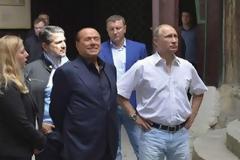 Ο Πούτιν με τζιν, ο Μπερλουσκόνι με Hogan, κάνουν βόλτες στην Κριμαία [photos]