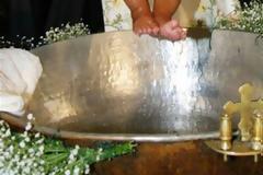 Έπεσε ξύλο κατά τη διάρκεια βάπτισης - Σκηνές απείρου κάλλους στην εκκλησία