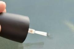 Περνάει το παρμπρίζ του αυτοκινήτου του με βερνίκι νυχιών. Ο λόγος; Απίστευτα χρήσιμος...