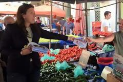 Δείτε την Ζωή με πολύχρωμες πλατφόρμες και τζιν στη λαϊκή αγορά Πατησίων [photos]