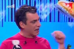 Τα χιουμοριστικά σχόλια του Γιάννη Σερβετά για το debate