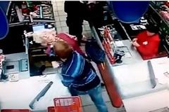 Ρώσος έριξε μπουνιά σε γιαγιά στην ουρά του Σούπερ Μάρκετ [video]