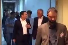 Άνετος αποχώρησε ο Αλέξης Τσίπρας από το στούντιο [video]