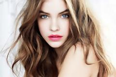 Ποια καθημερινή μας συνήθεια καταστρέφει τα μαλλιά μας;