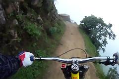 Η πιο τρομακτική διαδρομή με ποδήλατο στις Άνδεις - Βίντεο που κόβει την ανάσα... [video]