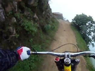 Φωτογραφία για Η πιο τρομακτική διαδρομή με ποδήλατο στις Άνδεις - Βίντεο που κόβει την ανάσα... [video]